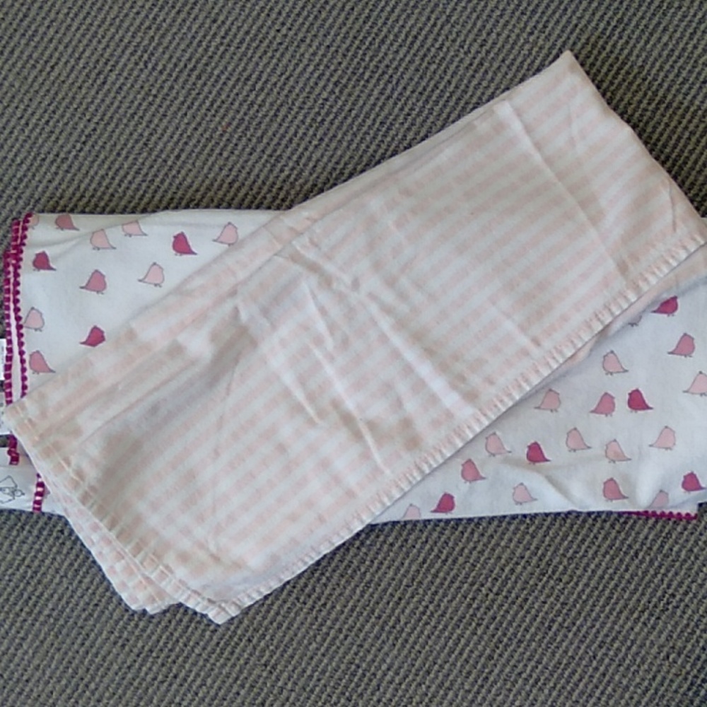 Bundle of 2 Baby girl blankets
